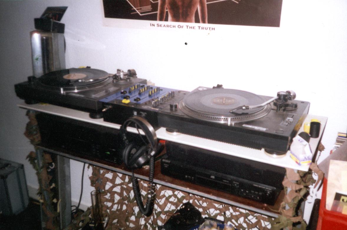 turntables.JPG (101186 Byte)